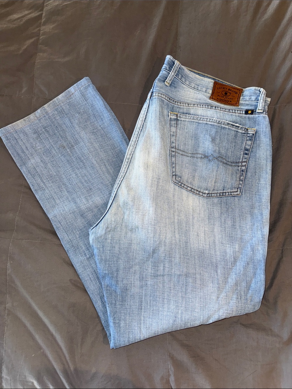 Lucky Brand Light Wash Wide leg/tapered, size 38x31 Jeans - Pale Blue Denim